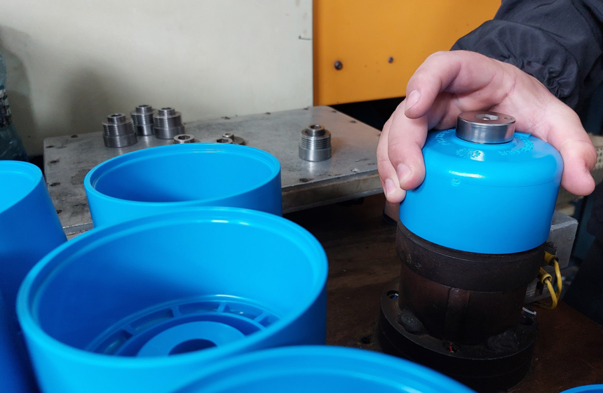 Fábrica de termoplásticos no Polo Industrial de Manaus com máquinas de injeção produzindo componentes plásticos