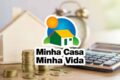 Conjunto habitacional do Minha Casa Minha Vida com placa de vendas e gráfico de risco ao fundo