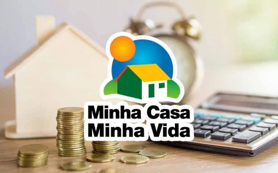 Conjunto habitacional do Minha Casa Minha Vida com placa de vendas e gráfico de risco ao fundo