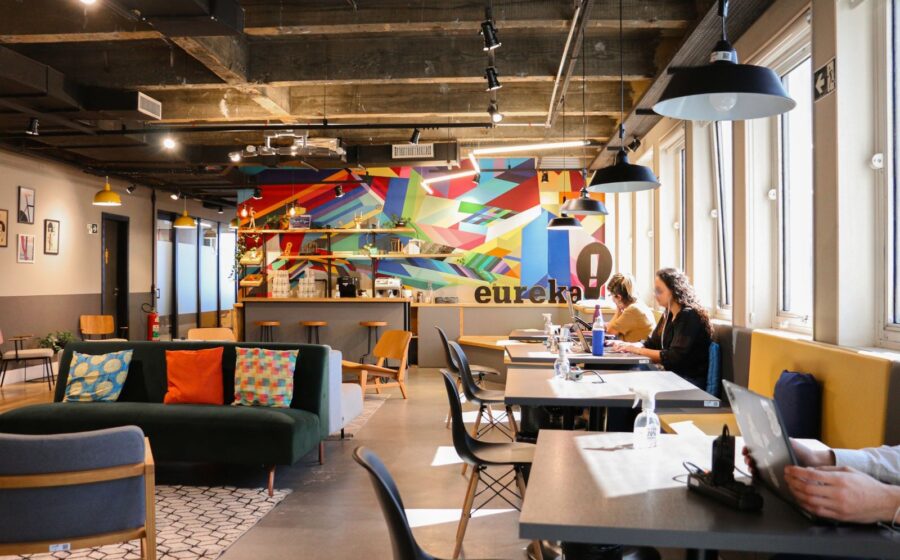 Espaço de coworking Zygos em Petrópolis com princípios cooperativos na parede