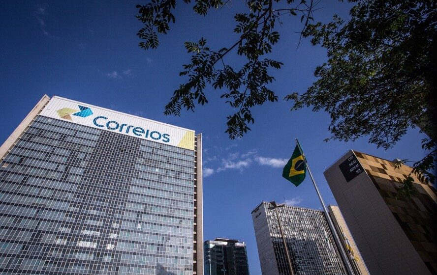 Sede dos Correios em Brasília com gráfico de empréstimo de 7 bilhões de reais