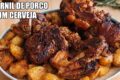 Chef Jefferson Rueda servindo prato de porco cru no restaurante Casa do Porco