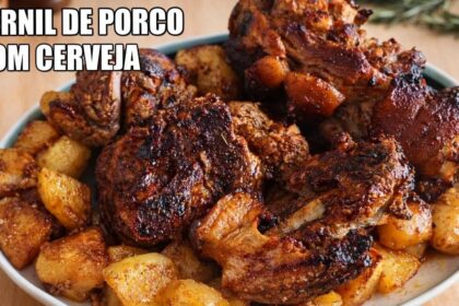 Chef Jefferson Rueda servindo prato de porco cru no restaurante Casa do Porco