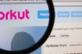 Orkut Büyükkökten segura logotipo do Orkut com 467 mil assinaturas e bandeira do Brasil ao fundo