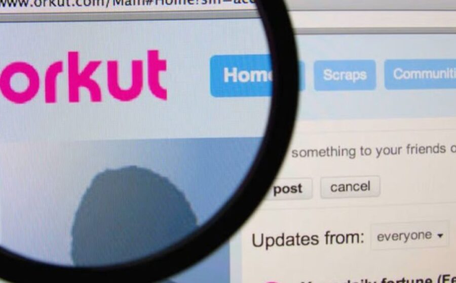 Orkut Büyükkökten segura logotipo do Orkut com 467 mil assinaturas e bandeira do Brasil ao fundo