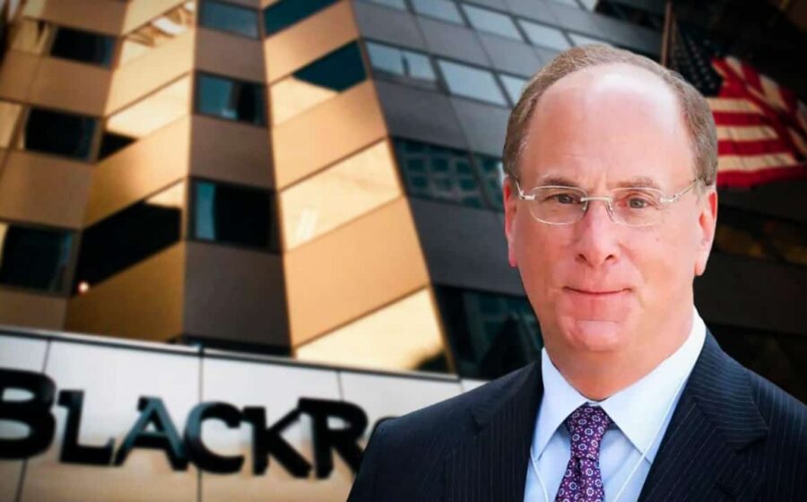 Gráfico de crescimento financeiro com logo da BlackRock e setas ascendentes representando lucro recorde