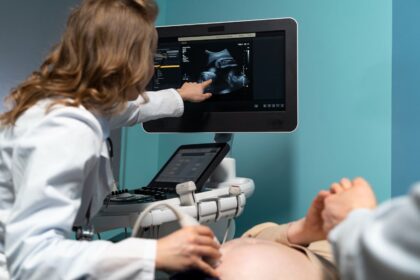 Ultrassom portátil Philips SmartSweep em tablet Android para pré-natal guiado por IA
