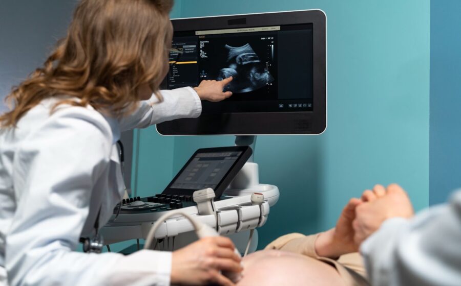 Ultrassom portátil Philips SmartSweep em tablet Android para pré-natal guiado por IA