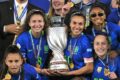 Taça do prêmio de melhor departamento de futebol feminino 2026 com escudos de Bahia, Palmeiras e São Paulo