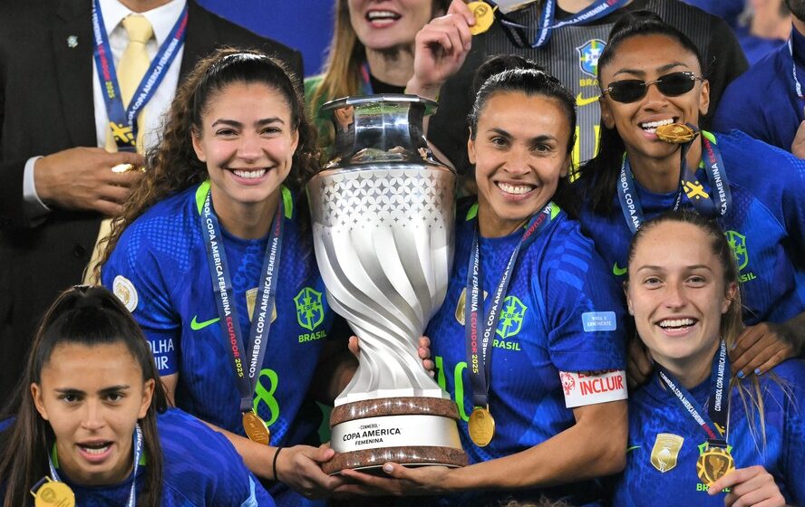 Taça do prêmio de melhor departamento de futebol feminino 2026 com escudos de Bahia, Palmeiras e São Paulo