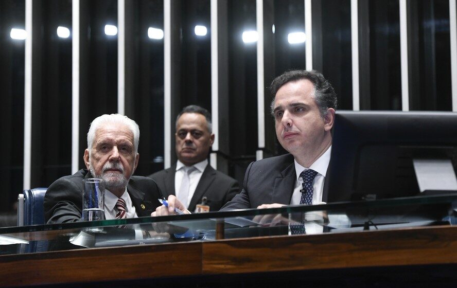 Crianças escolhendo brinquedos em loja lotada no Dia das Crianças com projeção de R$ 15 bi em vendas