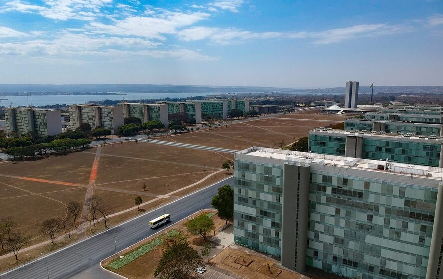 Usina de biocombustíveis do Grupo Potencial com silos de milho e tanques de biodiesel ao pôr do sol