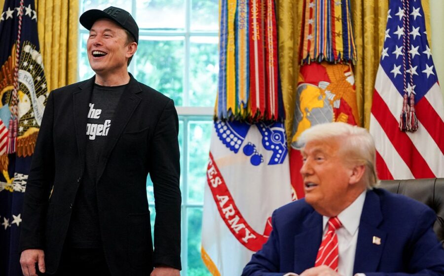 Elon Musk e Donald Trump em encontro político, simbolizando doação de US$ 360 milhões para campanha republicana