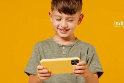 Miriam Wimmer, diretora da ANPD, alerta sobre supervisão parental em smartphones infantis