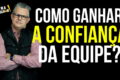 Executivo da ASML analisa gráfico de engajamento com equipe diversa ao fundo, símbolo de confiança