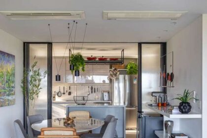 Transição de piso porcelanato entre sala interna e varanda externa com continuidade visual