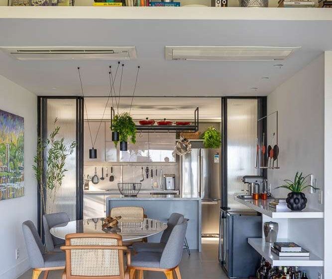 Transição de piso porcelanato entre sala interna e varanda externa com continuidade visual