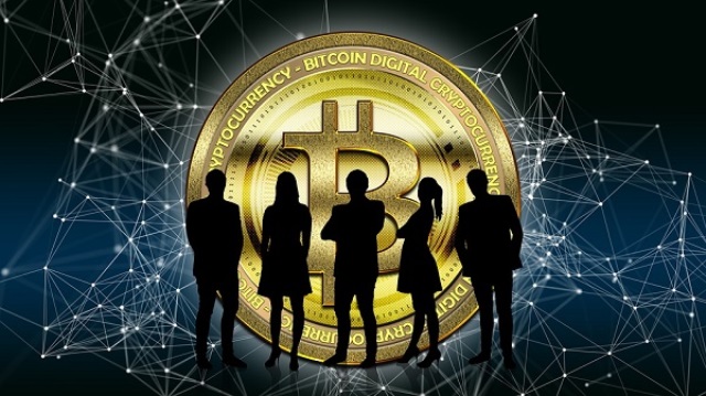 Duas contadoras brasileiras analisando gráficos de criptomoedas em tela com interface Núcleo CriptoCalc