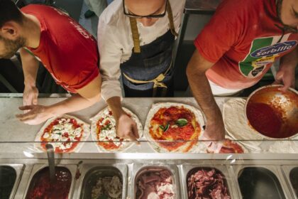 Prato meio comido em mesa de restaurante com medicamento GLP-1 ao lado