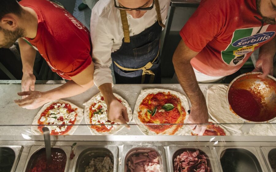 Prato meio comido em mesa de restaurante com medicamento GLP-1 ao lado