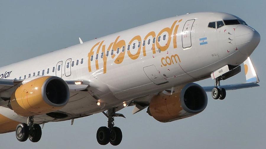 Aeronave Flybondi estacionada em aeroporto brasileiro com portas fechadas simbolizando saída do mercado