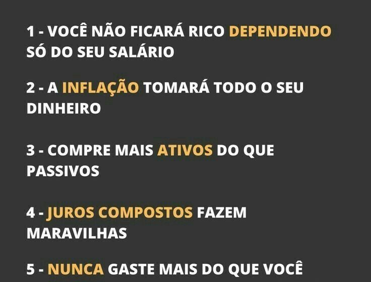 Gestor profissional analisando carteira de fundos com lupa, comparando taxas e riscos para maximizar retorno líquido do investidor