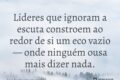 Líder observando equipe preocupada em reunião, sinais sutis de esgotamento emocional no ambiente corporativo
