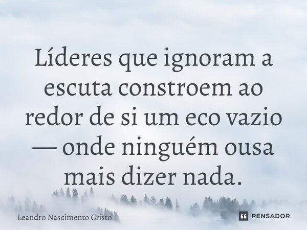 Líder observando equipe preocupada em reunião, sinais sutis de esgotamento emocional no ambiente corporativo