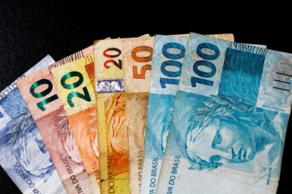 Gráfico comparando rentabilidade de títulos IPCA+ versus Ibovespa em 20 anos
