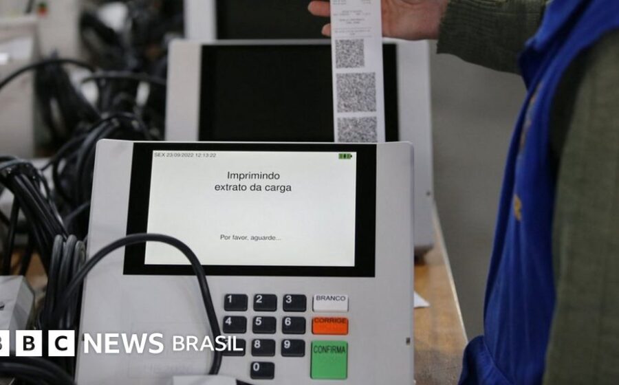 Eleitores em fila para votar no Distrito Federal nas eleições 2022