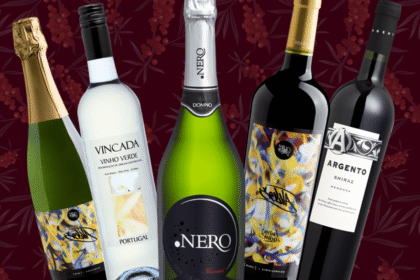 Garrafas de vinho Herdade do Rocim em evento World Wine São Paulo, destaque para clarete com rótulo Yorkshire de terno