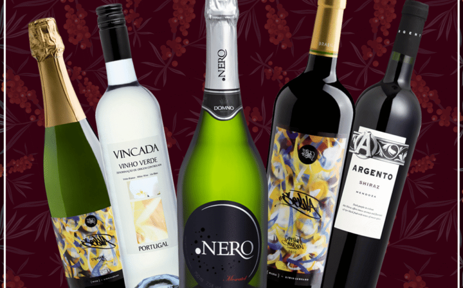 Garrafas de vinho Herdade do Rocim em evento World Wine São Paulo, destaque para clarete com rótulo Yorkshire de terno