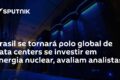 Data center moderno no Brasil com silhueta de usina nuclear ao fundo representando energia constante