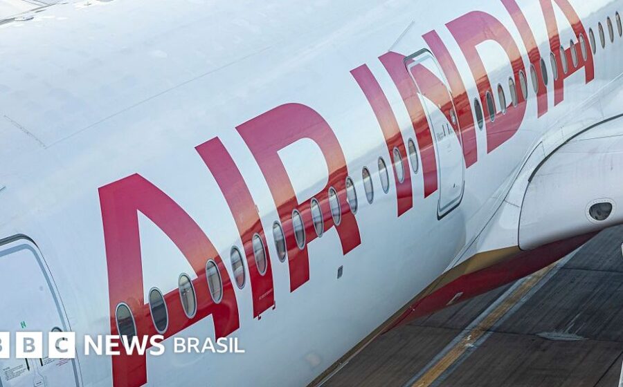 Executivos da Embraer e Mahindra assinam joint venture Novavayu Aerospace em Pune, Índia