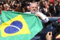Lula e Flávio Bolsonaro em destaque com símbolo do TSE e documentos de quebra de sigilo