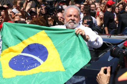 Lula e Flávio Bolsonaro em destaque com símbolo do TSE e documentos de quebra de sigilo