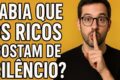 Influenciadores silenciosos com algoritmos recompensando rotina em tela de smartphone