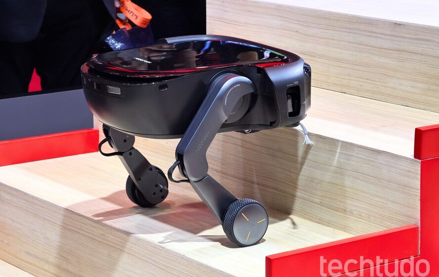 Aspirador robô futurista com braços mecânicos e pernas articuladas recolhendo objetos em sala de estar moderna