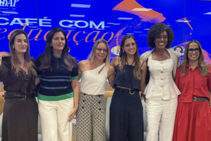 Taça do Prêmio Para Elas com escudos de Bahia, Palmeiras e São Paulo, finalistas de melhor gestão do futebol feminino 2026