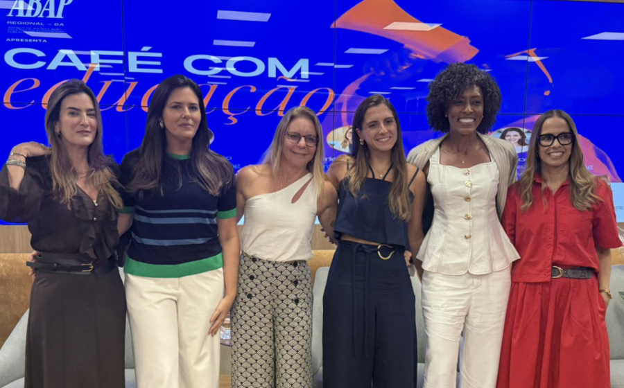 Taça do Prêmio Para Elas com escudos de Bahia, Palmeiras e São Paulo, finalistas de melhor gestão do futebol feminino 2026