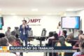 Trabalhador apreensivo em escritório com sombra de figura autoritária representando assédio eleitoral e retaliação política no trabalho