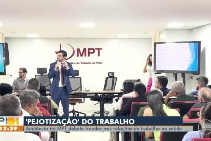 Trabalhador apreensivo em escritório com sombra de figura autoritária representando assédio eleitoral e retaliação política no trabalho