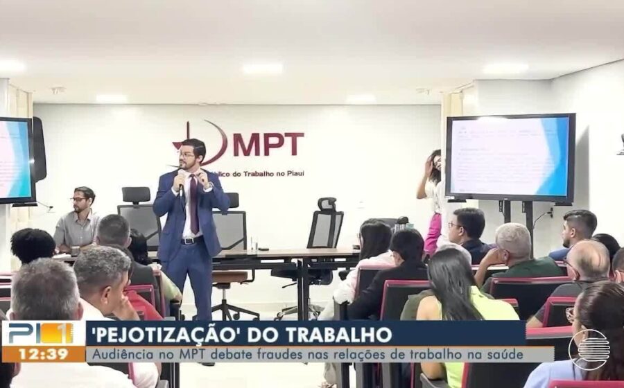Trabalhador apreensivo em escritório com sombra de figura autoritária representando assédio eleitoral e retaliação política no trabalho