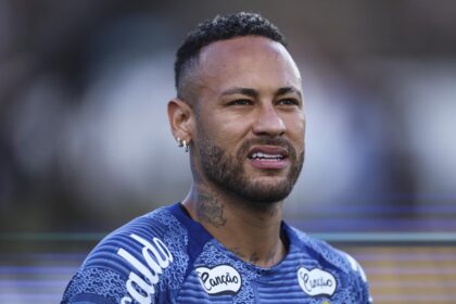 Eduardo Ribeiro Melo, 16 anos, torcedor do Palmeiras, sorri ao lado de Neymar após vencer osteossarcoma