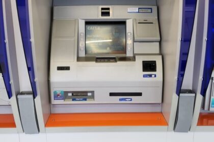 Caixa eletrônico Banco24Horas em agência física com atendente humano