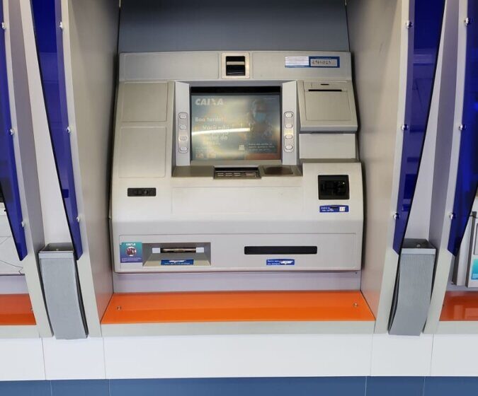 Caixa eletrônico Banco24Horas em agência física com atendente humano