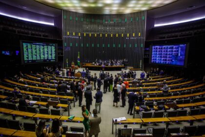 Gráfico mostra divisão do Brasil: 50% rejeita CLT, empreendedorismo vs carteira assinada