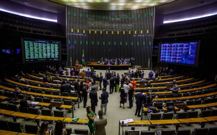 Gráfico mostra divisão do Brasil: 50% rejeita CLT, empreendedorismo vs carteira assinada