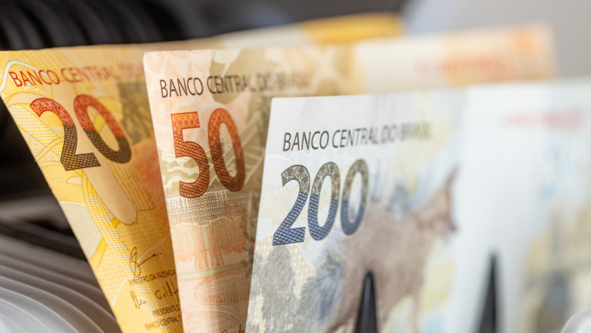 Gráfico de alta de juros da dívida francesa com bandeira do Brasil ao fundo, simbolizando risco fiscal