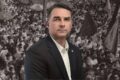 Flávio Bolsonaro cercado por líderes evangélicos em ato de campanha no Rio de Janeiro